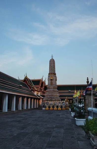Uma Pequena Torre Decorada Fica Pátio Mosteiro Wat Pho Noite — Fotografia de Stock