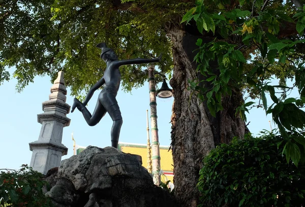 Una Scultura Metallo Parco Raffigurante Uomo Che Yoga — Foto Stock