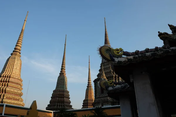 Tapınak Kompleksi Wat Pra Nın Örümcekleri Akşam Mavi Gökyüzünde Yükselirler — Stok fotoğraf