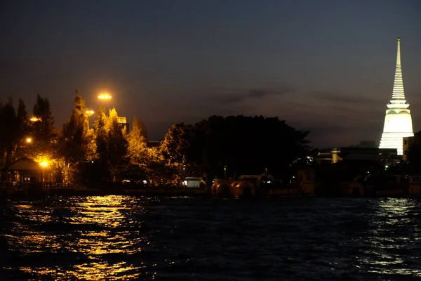 Lâmpadas Iluminam Dique Rio Chao Phraya Noite Paisagem Noturna — Fotografia de Stock