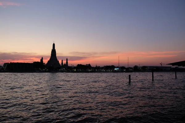 Templo Tailandês Wat Arun Fica Nas Margens Rio Chao Phraya — Fotografia de Stock