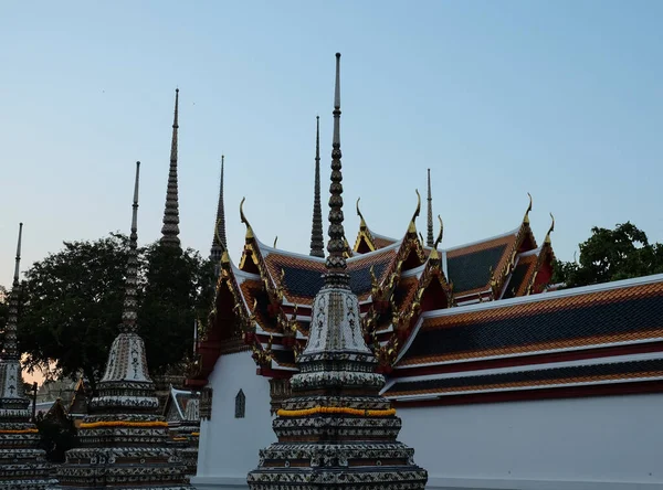 Spiers Maloval Vzory Nádvoří Wat Pho Kláštera Architektonické Umění Jihovýchodní — Stock fotografie