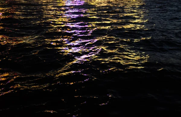 夜に光が反射する水面 — ストック写真
