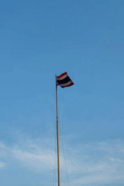 Bandera Tailandia Ondea Sobre Asta Bandera Contra Cielo Azul — Foto de Stock