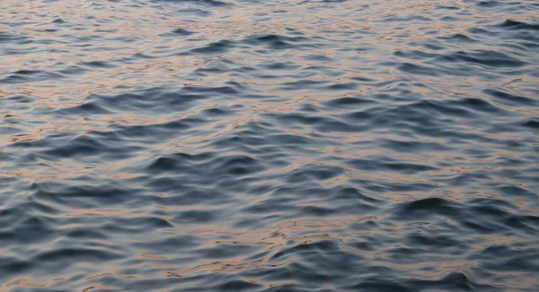 Wellen Auf Der Wasseroberfläche Als Hintergrund — Stockfoto