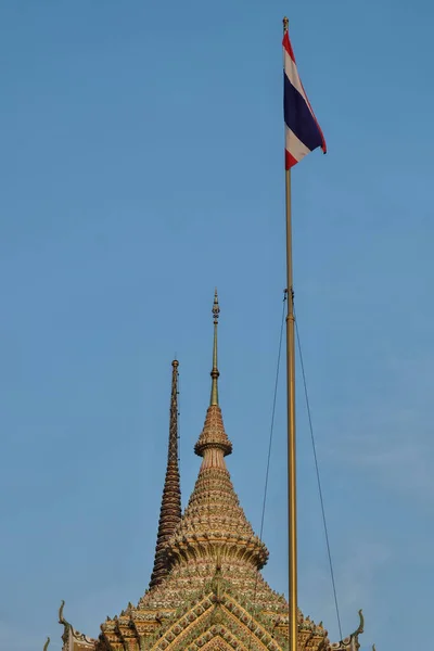 Bandeira Tailândia Flaps Mastro Bandeira Acima Templo — Fotografia de Stock