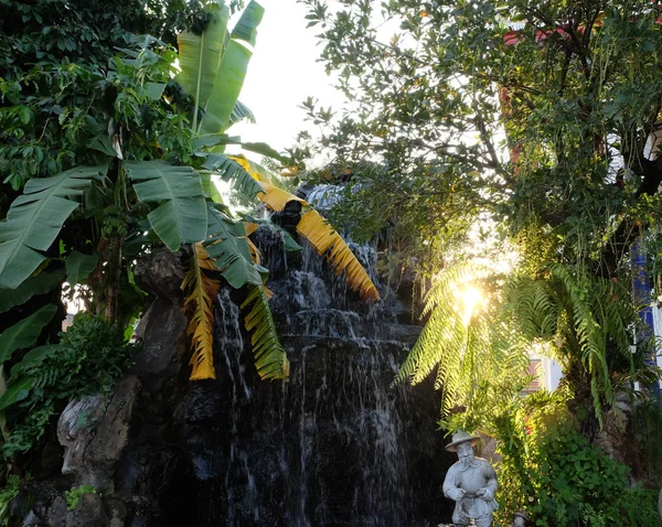 Скульптура Садового Гнома Стоїть Біля Штучного Водоспаду Тропічному Саду — стокове фото