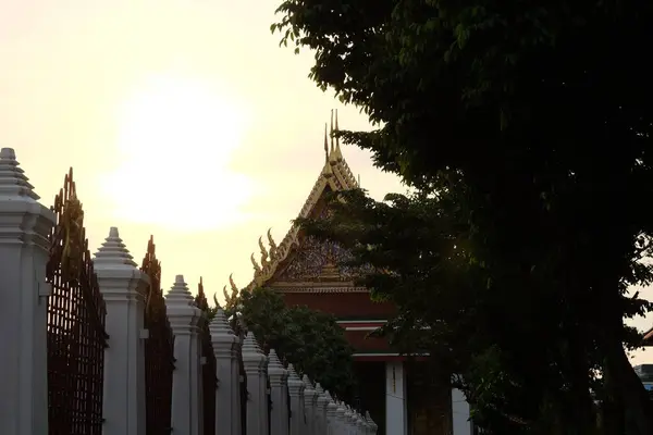 Красиво Украшенный Буддийский Храм Вечером — стоковое фото