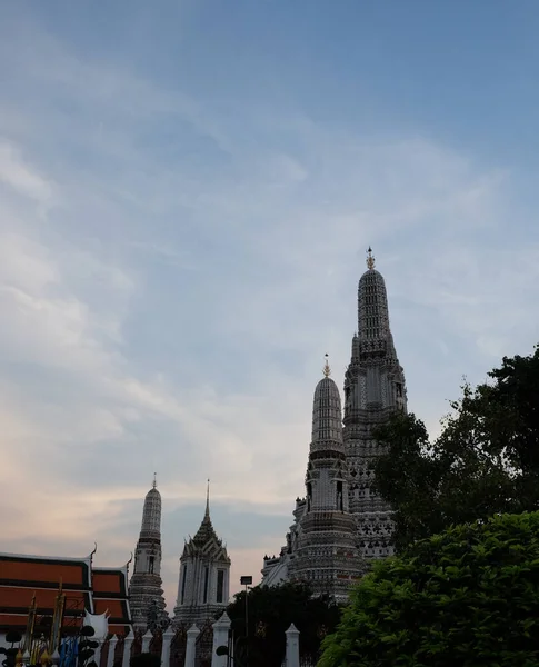 Wieże Świątynnego Kompleksu Wat Arun Przeciw Błękitnemu Niebu — Zdjęcie stockowe