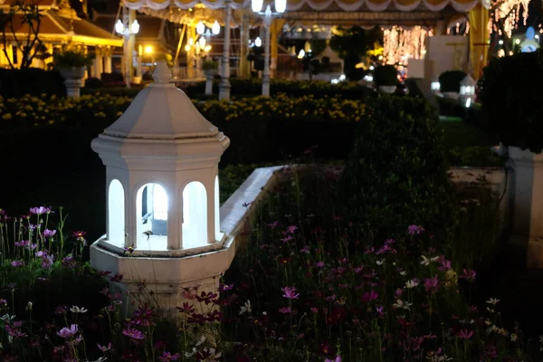 Una Pequeña Linterna Decorativa Ilumina Parterre Por Noche — Foto de Stock