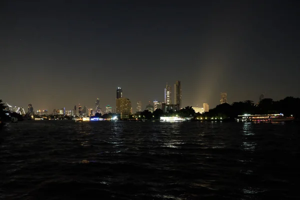Felhőkarcolók Folyó Partján Állnak Éjszakai Városi Táj Éjszakai Város Fényei — Stock Fotó
