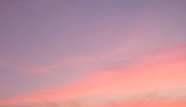 Arka planda pembe bulutlar olan gökyüzü. Gün batımı gökyüzü.