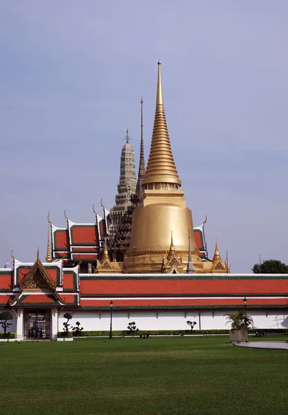 Blick Auf Den Großen Königlichen Palast Bangkok Vergoldete Türme Buddhistischer — Stockfoto