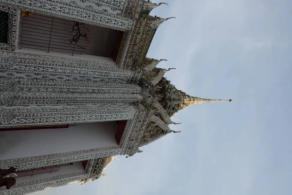 Ein Prachtvolles Buddhistisches Gebäude Mit Weißen Wänden Und Einem Hohen — Stockfoto