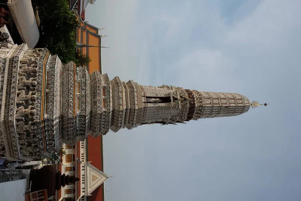 Una Pequeña Torre Bellamente Decorada Templo Budista Sobre Fondo Cielo —  Fotos de Stock
