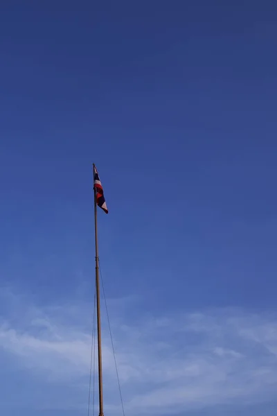 Флаг Таиланда Машет Флагштоке Против Голубого Неба — стоковое фото