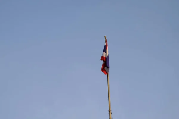 Bandera Tailandia Ondea Sobre Asta Bandera Contra Cielo Azul — Foto de Stock