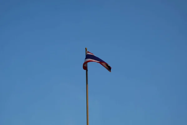 Vlag Van Thailand Zwaait Een Vlaggenmast Tegen Een Blauwe Lucht — Stockfoto