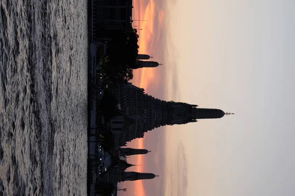 夕阳西下时 泰寺华润矗立在朝弗拉亚河岸上 — 图库照片