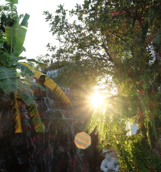 Umělého Vodopádu Tropické Zahradě Stojí Socha Zahradního Skřítka — Stock fotografie