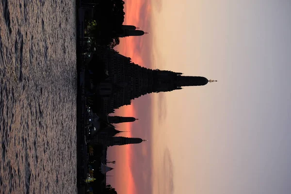 Thai Tapınağı Wat Arun Gün Batımında Chao Phraya Nehrinin Kıyısında — Stok fotoğraf