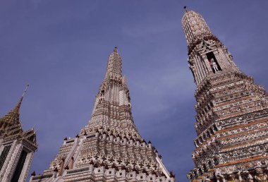 Budist tapınağının beyaz kuleleri mavi gökyüzüne karşı Wat Arun.