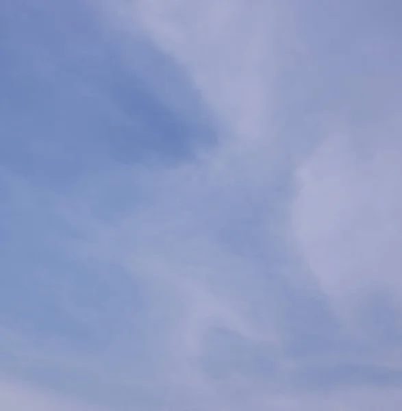 Голубое Небо Белыми Облаками Фоне — стоковое фото