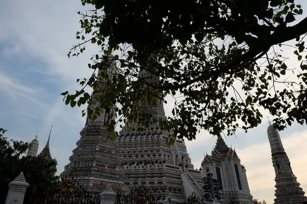 Temple Bouddhiste Wat Arun Peut Être Derrière Les Branches Arbre — Photo