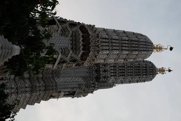 Tornyok Buddhista Templom Wat Arun Szemben Esti Bangkokban — Stock Fotó