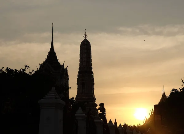 Siluety Věží Chrámu Wat Arun Pozadí Západu Slunce — Stock fotografie
