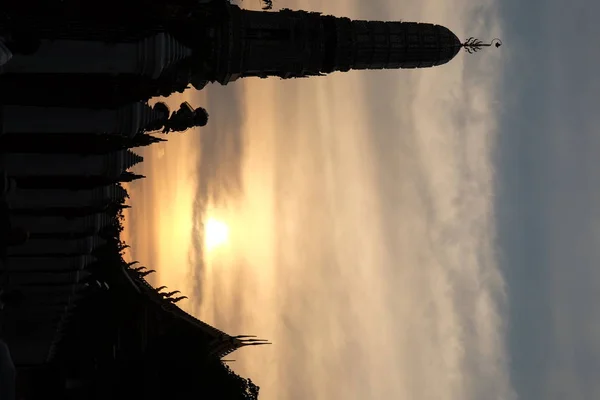 日落天空背景下华安寺塔楼的轮廓 — 图库照片