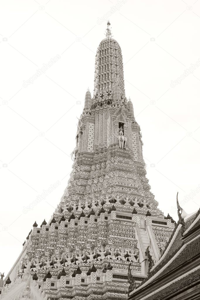 The main tower of the Buddhist temple Wat Arun in the evening.