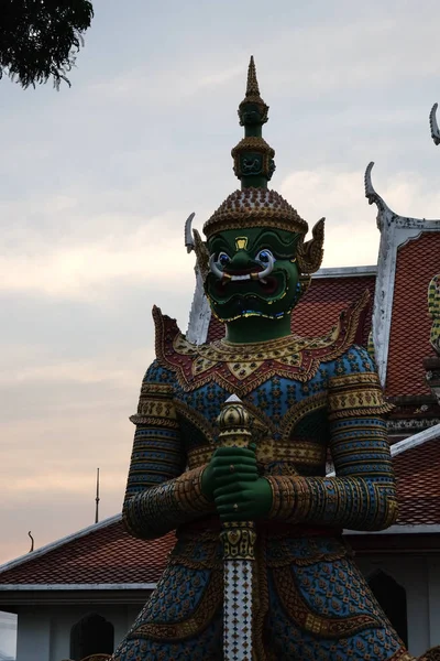 Скульптурное Изображение Индуистского Демонического Существа Вечером — стоковое фото