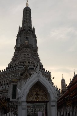 Akşam Budist tapınağı Wat Arun 'un ana kulesi..