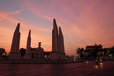 Bangkok, Tayland, 27 Aralık 2018. Demokrasi Anıtı gün batımında Bangkok caddesinde. Pembe gökyüzü.