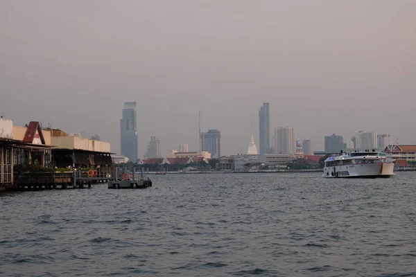 Bangkok Tailândia Dezembro 2018 Navio Cruzeiro Flutua Rio Chao Phraya — Fotografia de Stock