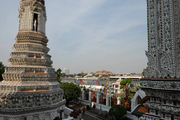 Bangkok Thailand December 2018 Folk Strosar Wat Arun Templets Gårdsplan — Stockfoto