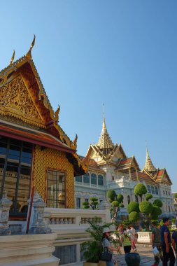 Bangkok, Tayland, 27 Aralık 2018. Güneşli bir günde, bir grup turist Büyük Saray yakınlarında geziniyor..