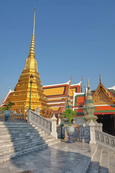 Bangkok Thailand December 2018 Ett Koniskt Förgyllt Torn Emerald Buddhas — Stockfoto