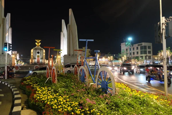 Bangkok Tailândia Dezembro 2018 Monumento Democrático Localizado Cruzamento Das Ruas — Fotografia de Stock