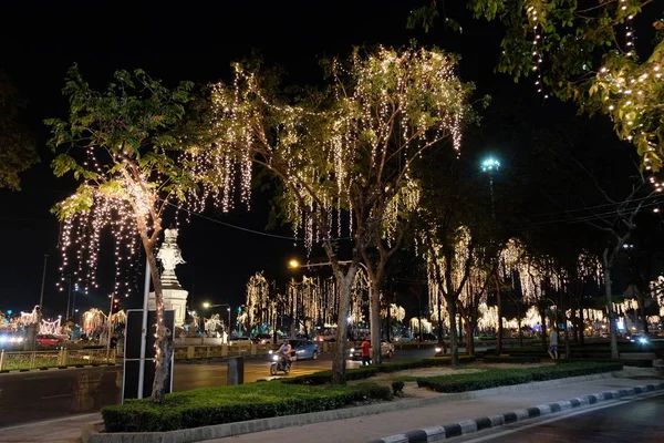 Bangkok Thailand Dez 2018 Bäume Mit Weihnachtslichtern Geschmückt Wachsen Nachts — Stockfoto