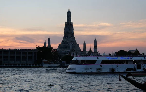 Bangkok Tailandia Diciembre 2018 Los Barcos Navegan Río Chao Phraya —  Fotos de Stock