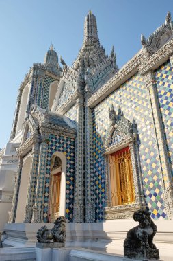 Renkli kiremitlerle kaplı muhteşem bir Budist tapınağı..