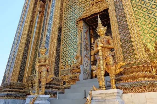 Dos Esculturas Doradas Guerreros Custodian Entrada Magnífico Templo Budista — Foto de Stock