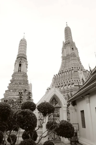 曼谷Wat Arun寺庙建筑群的主要塔楼 — 图库照片