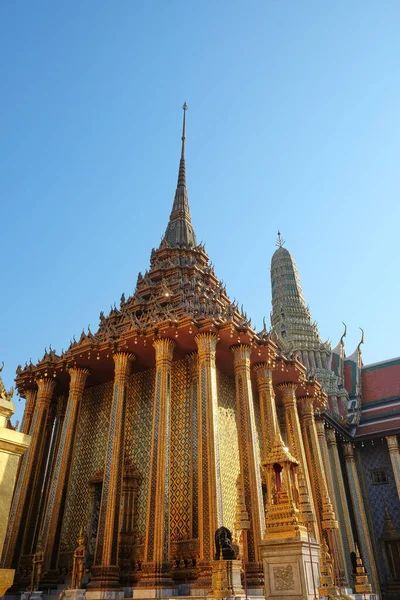 Magnífico Templo Budista Dourado Com Uma Colunata — Fotografia de Stock