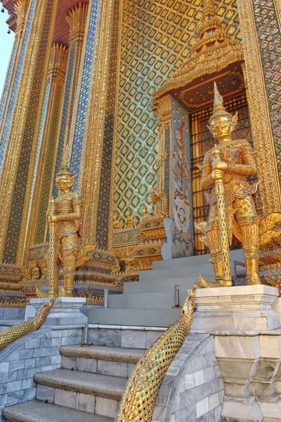 两座镀金的战士雕塑守卫着宏伟佛寺的入口 — 图库照片