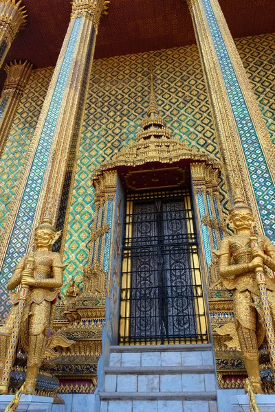 Dos Esculturas Doradas Guerreros Custodian Entrada Magnífico Templo Budista —  Fotos de Stock