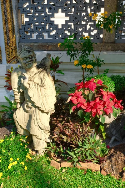 Une Petite Sculpture Jardin Représentant Homme Dresse Près Une Plante — Photo