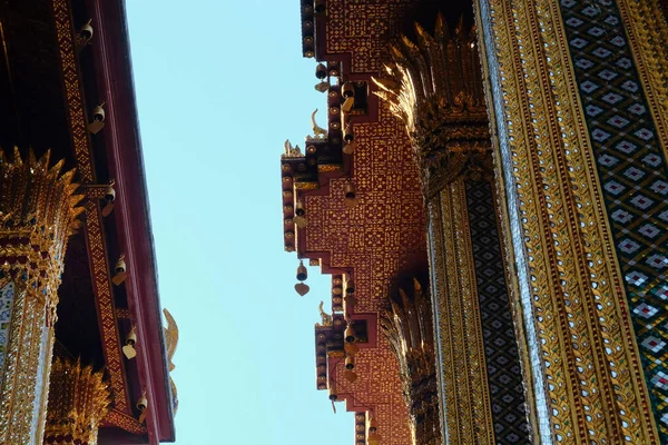 Rensning Den Blå Himlen Mellan Taken Buddhistiska Tempel — Stockfoto